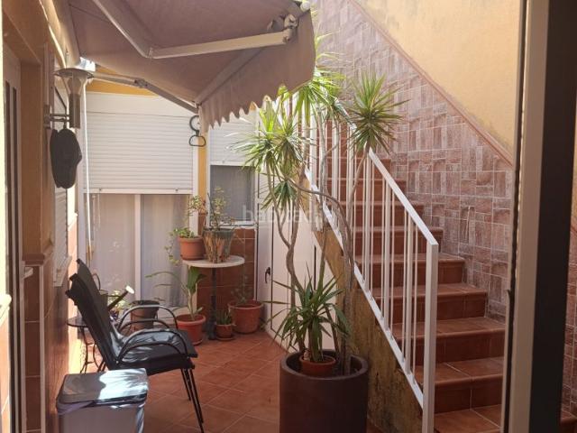 Casa adosada en venta en Albalat dels Sorells. Piso en planta baja totalmente reformado tres dormitorios y dos baños, dos terrazas. Casas adosadas Albalat dels.