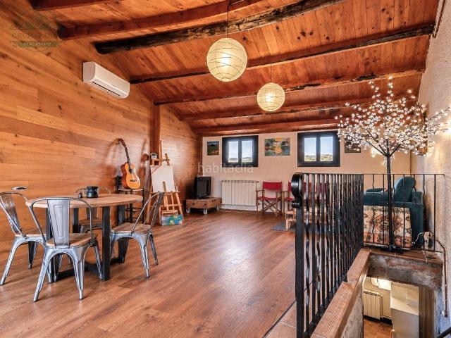 Casa adosada en venta en Albinyana. Casa amplia reformada con terraza y buhardilla. Casas adosadas.