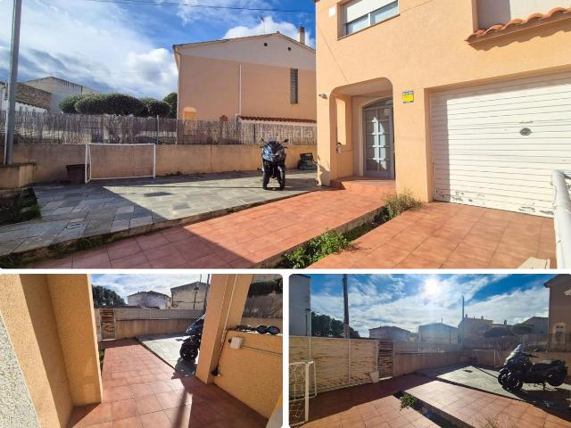 Casa adosada en venta en Albinyana. 52500 Les Peces, amplia pareada con 4 dormitorios y piscina privada. Casas adosadas.