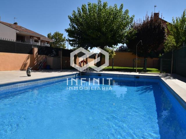 Casa adosada en venta en Alcalá de Henares, Alcalá Magna. PEDAZO DE CASA! ADOSADO CON PISCINA, JARDÍN Y ESPACIO PARA TODA LA FAMILIA. Casas adosadas Alcalá de.