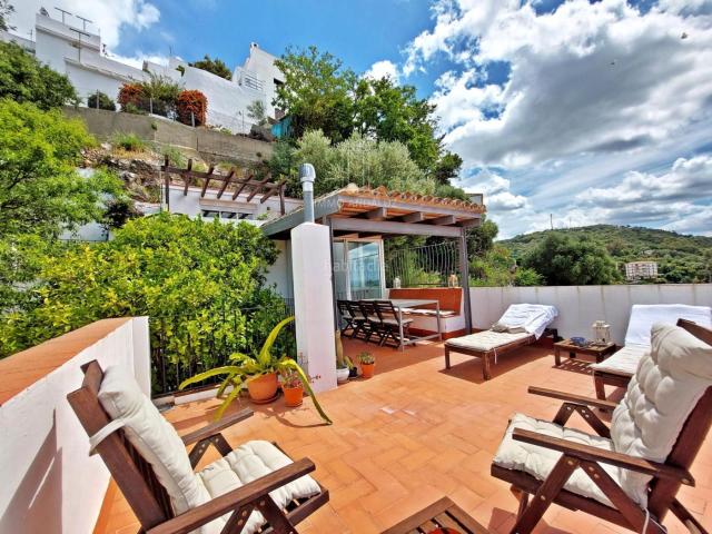 Casa adosada en venta en Alcalá de los Gazules. Alcalá Increíble adosado con 5 dormitorios, 4 baños en posición elevada con terrazas privadas, jardines y vistas impresionantes. Casas adosadas Alcalá.