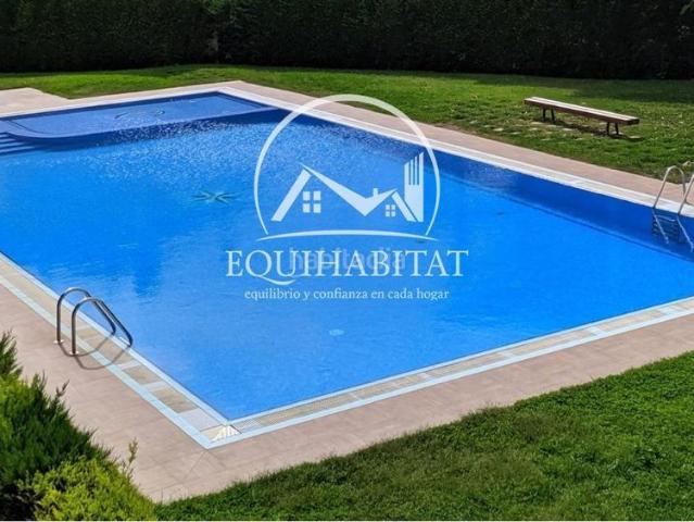 Casa adosada en venta en Alcarràs. Descubra esta magnífica casa adosada de más de 280 m, ubicada en una exclusiva y tranquila zona residencial de Alcarràs. Casas adosadas.