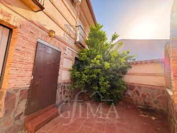 Casa adosada en venta en Alcolea de Calatrava. Casa amplia con patio, garaje y mucho potencial en Alcolea de Calatrava. Casas adosadas Alcolea de.