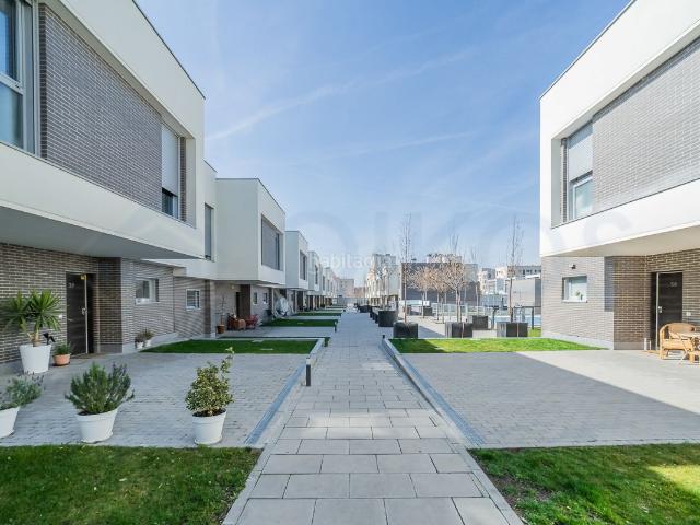 Casa adosada en venta en Alcorcón, Prado de Santo Domingo. Chalet adosado en venta urbanización privada con piscina y portero. Casas adosadas.