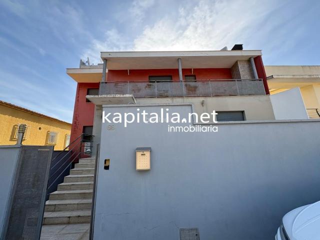Casa adosada en venta en Alcúdia de Crespins l´. EXCLUSIVO ADOSADO A LA VENTA EN URBANIZACION ANTIC CAMP DE FUTBOL DE ALCUDIA DE CRESPINS. Casas adosadas Alcúdia de Crespins.