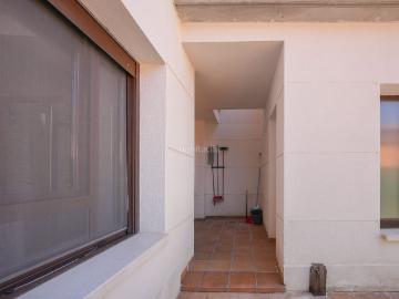 Casa adosada en venta en Aldeamayor de San Martín. Fantástico chalet adosado con piscinas comunitarias en Aldeamayor Golf, a 20 minutos del centro de Valladolid. Casas adosadas Aldeamayor de San.