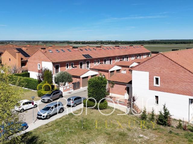 Casa adosada en venta en Aldeamayor de San Martín. Fantástico chalet adosado con piscinas comunitarias en Aldeamayor Golf, a 20 minutos del centro de Valladolid. Casas adosadas Aldeamayor de San.