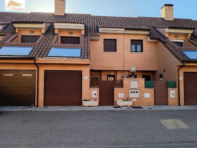 Casa adosada en Venta en Aldeamayor de San Martín