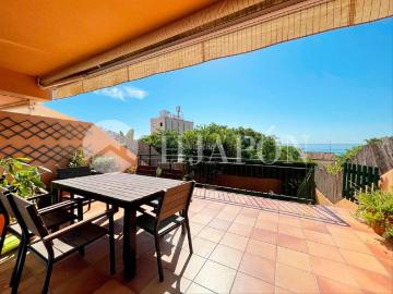 Casa adosada en venta en Alella. Luminosa casa junto al mar y a 15 minutos de Paseo de Gracia. Casas adosadas.