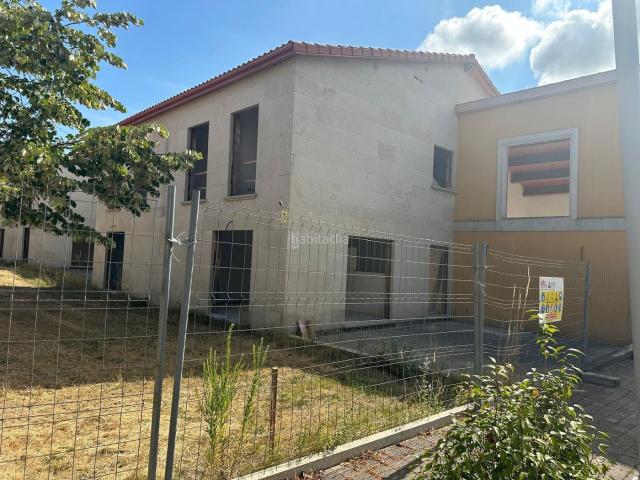 Casa adosada en venta en Allariz. Chalet de piedra en venta Allariz. Casas adosadas.