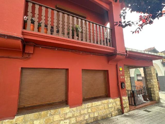 Casa adosada en Venta en Aller