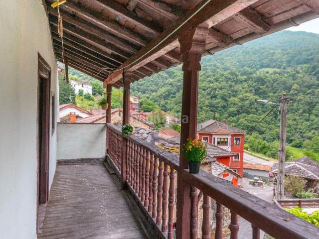 Casa adosada en venta en Aller. Casa adosada con tejado renovado, 350 m2 construídos con vistas a la montaña. Casas adosadas.