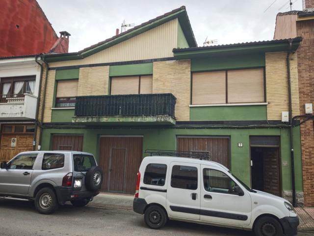 Casa adosada en venta en Aller. Casa céntrica con todos los servicios al lado. Casas adosadas.