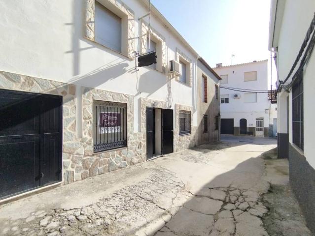 Casa adosada en Venta en Serradilla