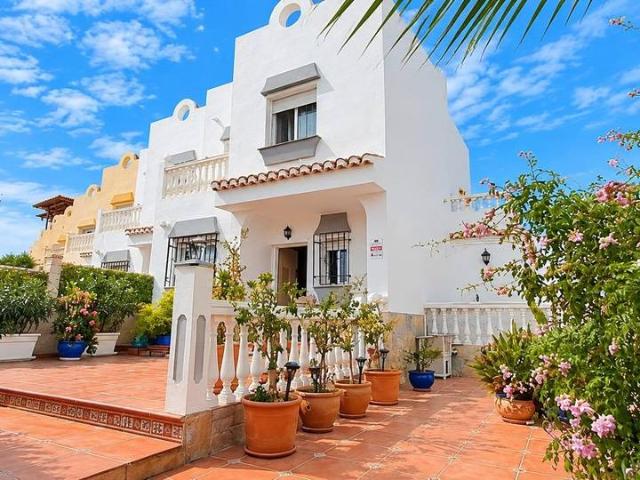 Casa adosada en Venta en Almayate