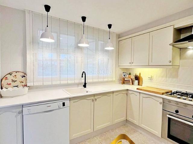 Casa adosada en venta en Almazora Almassora, Playa Ben Afeli. Adosado en primera línea de playa con terrazas, 3 dormitorios y semisótano. Casas adosadas Almazora.