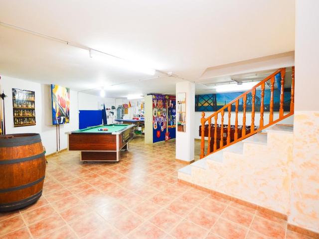 Casa adosada en venta en Almería, El Alquián. SE VENDE CASA CON LOCAL COMERCIAL Y SOTANO EN EL ALQUIAN BARRIO SAN VICENTE. Casas adosadas.