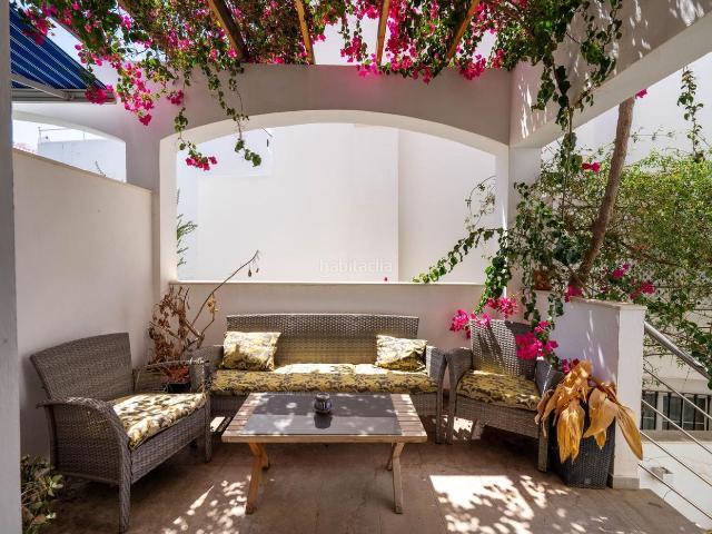 Casa adosada en venta en Almería, Los Molinos Villa Blanca. Tríplex de 224 m2 con solárium, bodega con chimenea y una terraza de ensueño bajo la buganvilla. Casas adosadas.
