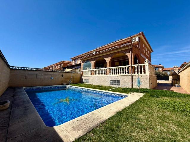 Casa adosada en Venta en Alovera