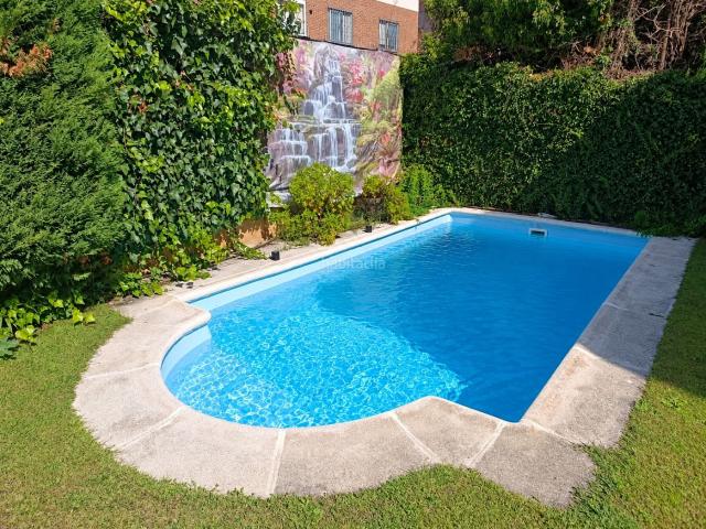 Casa adosada en venta en Alovera. Chalet adosado con jardín privado y piscina. Casas adosadas.