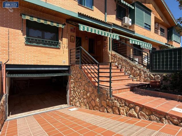 Casa adosada en venta en Alovera. INMOBILIARIA ARBETETA VENDE CHALET ADOSADO EN PARQUE VALLEJO, ALOVERA. Casas adosadas.