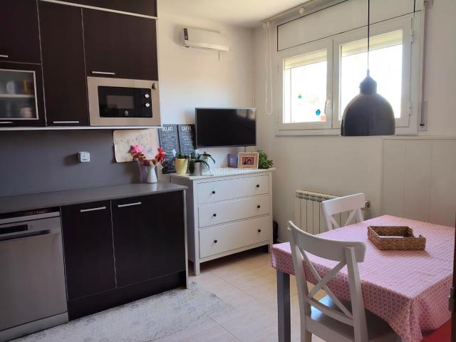 Casa adosada en venta en Alpicat. Cuenta con placas solares. Casas adosadas.