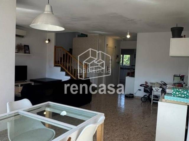 Casa adosada en venta en Artesa de Lleida. Casa adosada esquinera con jardín. Casas adosadas Artesa de.