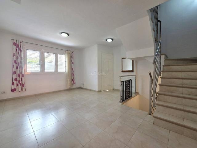 Casa adosada en venta en Arucas, Los Portales Visvique. A la venta estupendo triplex en Los Portales Arucas. Casas adosadas.