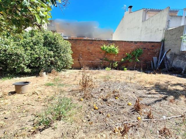 Casa adosada en venta en Argentona, Nucli Urbà. Casa de pueblo en el centro de Argentona con jardín de 300 m y gran potencial de reforma integral. Casas adosadas.