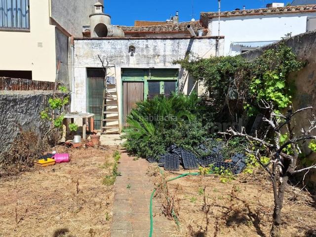 Casa adosada en venta en Argentona, Nucli Urbà. Casa de pueblo en el centro de Argentona con jardín de 300 m y gran potencial de reforma integral. Casas adosadas.
