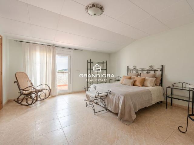 Casa adosada en venta en Argentona, Nucli Urbà. Casa familiar de 4 habitaciones y con amplia terraza en Argentona. Casas adosadas.