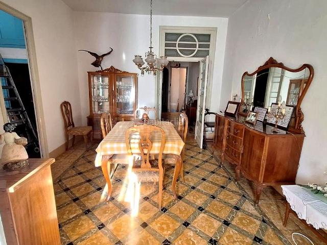 Casa adosada en venta en Argentona, Nucli Urbà. Casa para rehabilitar en el centro de Argentona con local comercial y orientación al mar. Casas adosadas.