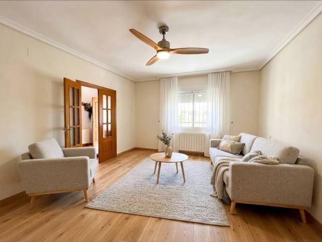 Casa adosada en Venta en Argés