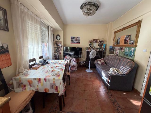 Casa adosada en venta en Arnedo. Casa de 3 plantas, reformada y lista para entrar a vivir, situada en una zona tranquila. Dispone de 3 habitaciones, salón, cocina. Casas adosadas.