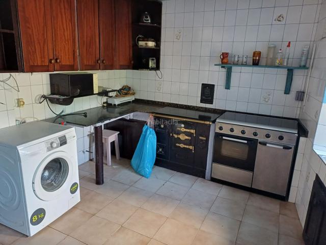 Casa adosada en venta en Arredondo. Casa de piedra de 3 plantas en el centro de Bustablado. Casas adosadas.