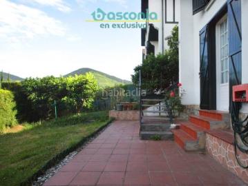 Casa adosada en venta en Arrigorriaga. Inmobiliaria Basconia gestiona la venta de chalé adosado en Makua para entrar a vivir. Casas adosadas.