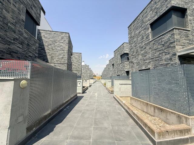 Casa adosada en venta en Arroyo de la Encomienda, La Flecha Monasterio del Prado. ÚLTIMAS 3 VIVIENDAS DISPONIBLES!NO COBRAMOS HONORARIOS AL COMPRADOR!Te presentamos este adosado situado en Arroyo de.