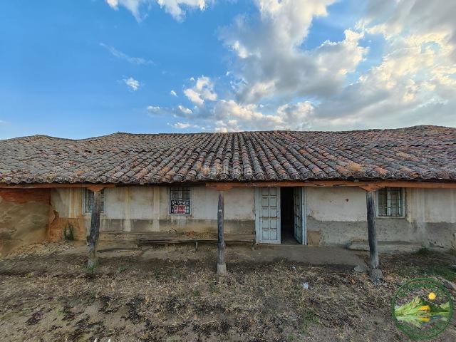 Casa adosada en venta en Astorga. Se vende emblemática venta con terreno en Astorga León. Casas adosadas.