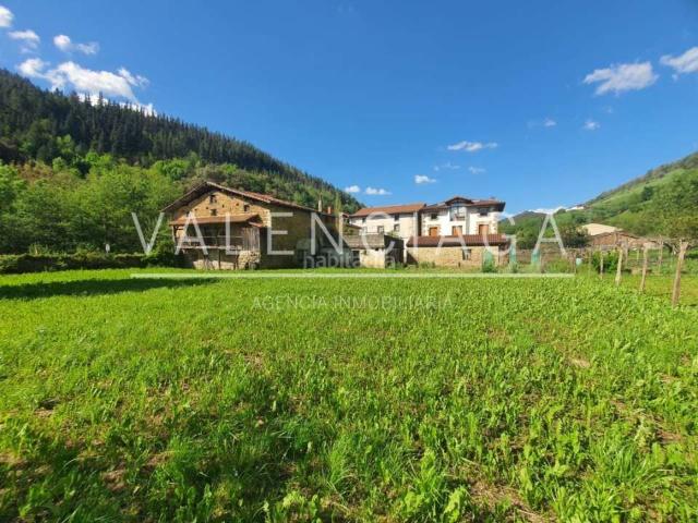Casa adosada en venta en Ataun. Oportunidad! Negociable. Vive la auténtica esencia rural en Ataun con este caserío lleno de posibilidades. Casas adosadas.