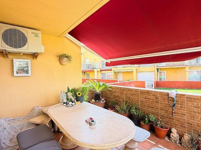 Casa adosada en venta en avenida Verge de Montserrat, Mont Roig del Camp, de 118 m² 3 habitaciones por 238.000