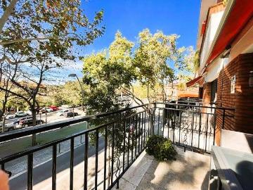 Casa adosada en venta en avenida Cerdanya, Badalona, de 130 m² 5 habitaciones por 489.000