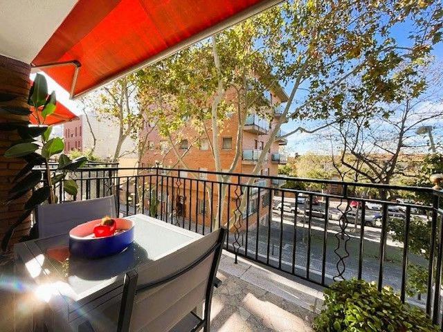 Casa adosada en venta en avenida Cerdanya, Badalona, de 130 m² 5 habitaciones por 489.000