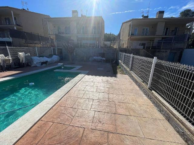 Casa adosada en venta en avenida De Canyelles, Canyelles, de 120 m² 4 habitaciones por 400.000