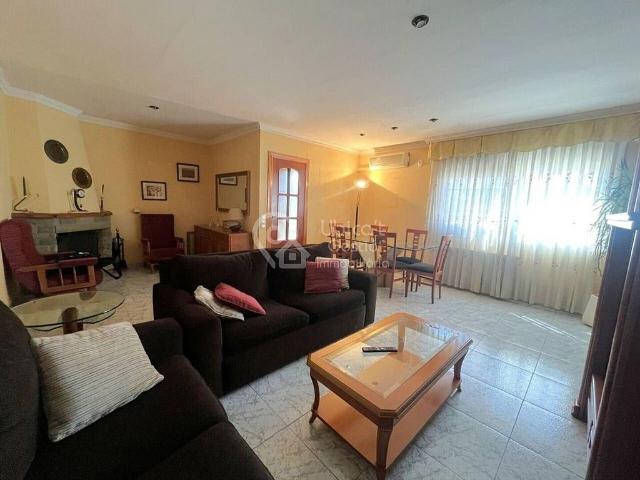 Casa adosada en venta en avenida Del Camí Reial, Palau solità i Plegamans, de 150 m² 5 habitaciones por 440.000