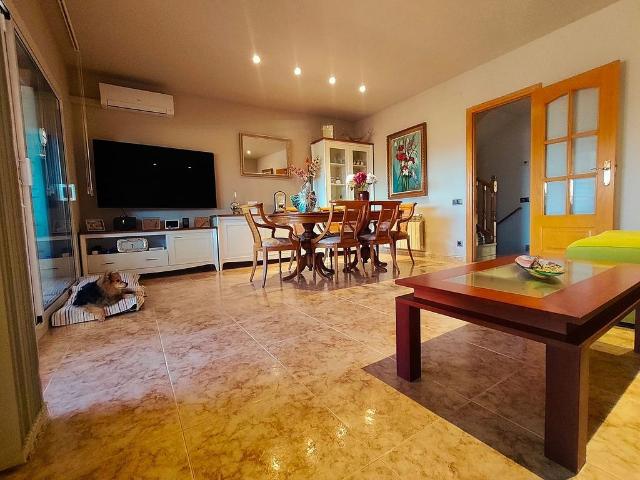Casa adosada en venta en avenida Del Vendrell, Vilafranca del Penedès, de 160 m² 4 habitaciones por 459.500