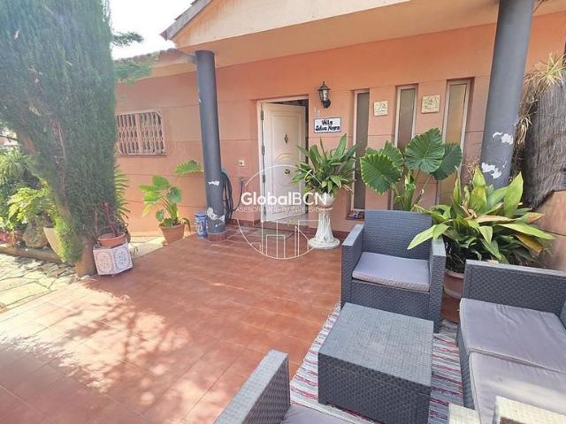 Casa adosada en venta en avenida Dels Països Catalans, Vallirana, de 140 m² 3 habitaciones por 398.000