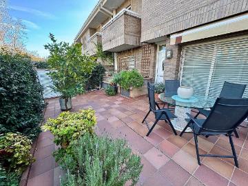 Casa adosada en venta en avenida Flor de Maig, Cerdanyola del Vallès, de 198 m² 5 habitaciones por 650.000
