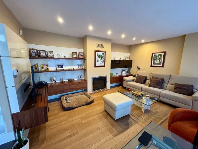Casa adosada en venta en avenida Flor de Maig, Cerdanyola del Vallès, de 198 m² 5 habitaciones por 650.000