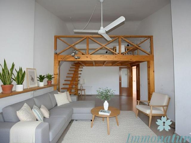 Casa adosada en venta en avenida Primera, Torrelles de Llobregat, de 240 m² 4 habitaciones por 395.000