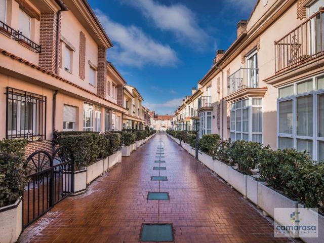 Casa adosada en venta en Ávila, Hervencias Altas El Pinar. Vivienda unifamiliar adosada en Residencial Prado Sanjuaniego. Casas adosadas.